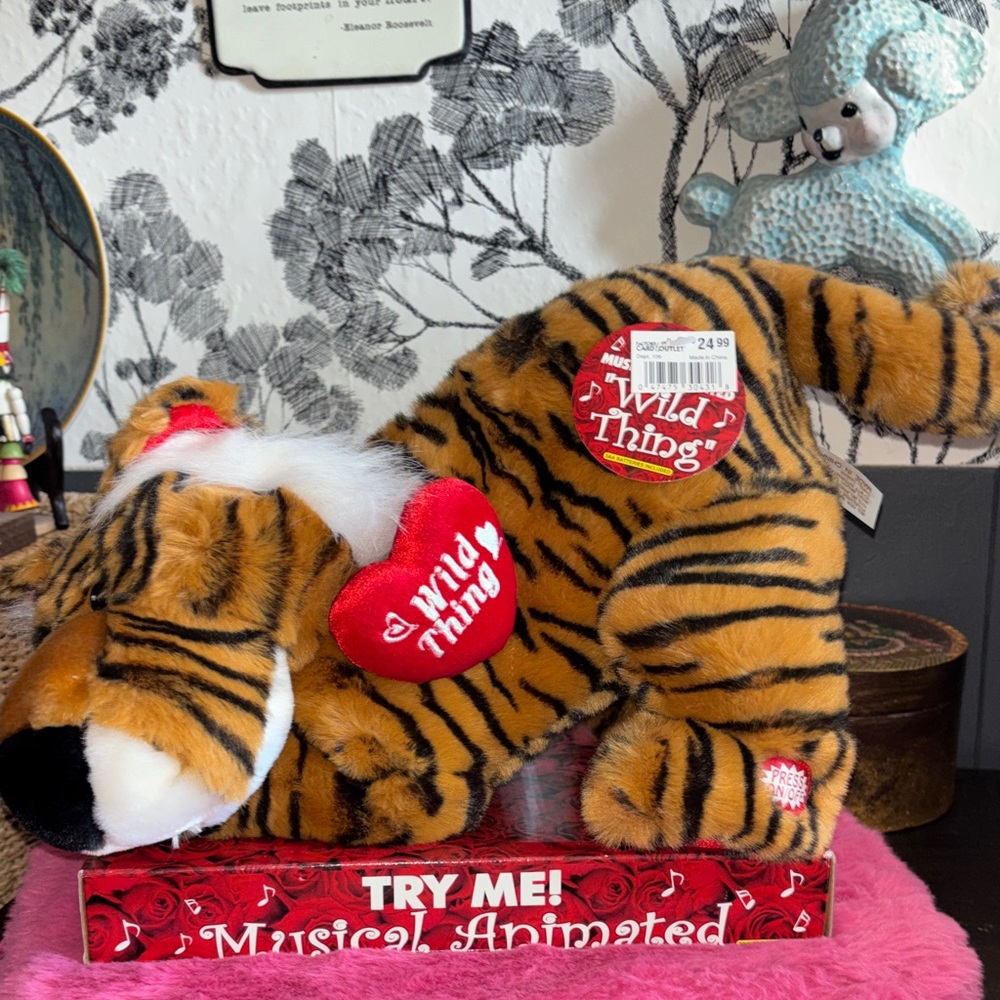 NWT DAN DEE MUSICAL ANIMATED TIGER VALENTINE’S DAY GIFT SINGS W